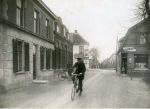 Visser Arij 1866-1942 (op de fiets op de Dorpsweg ca 1929) .jpg